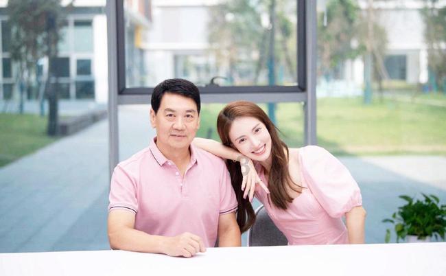 她凭《康熙王朝》走红，二婚丈夫身份不简单，女儿演技出众颜值高?游戏画面