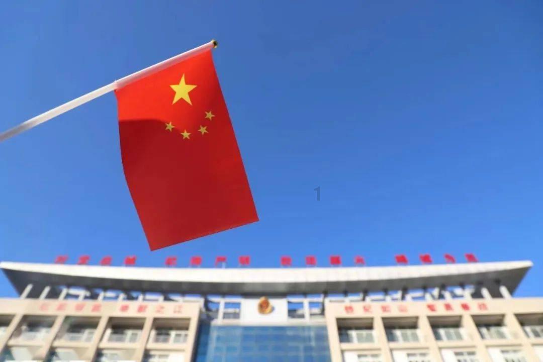 我不是故意的！布莱德索滑倒冲撞张峻豪倒地受伤
