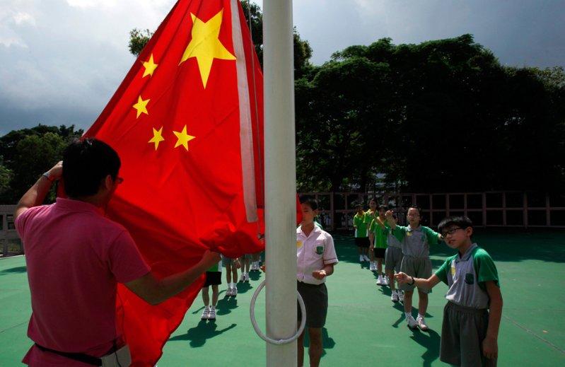 怎如何把手机上的视频保存到电脑上，或U盘里？游戏画面