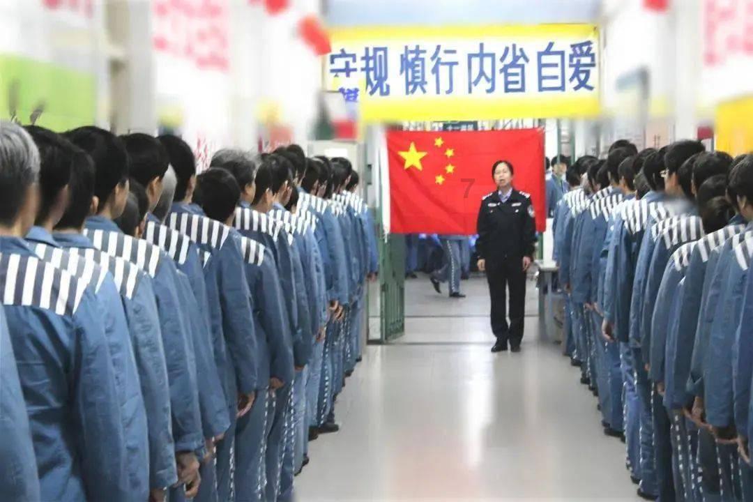 花里胡哨的毛衣能穿出时髦感吗？游戏画面