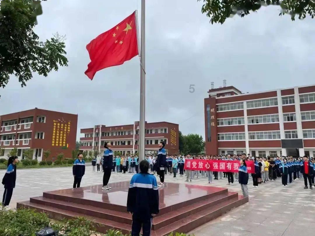 开车追尾了别人，车险一般可以赔多少钱？游戏画面