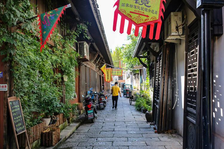 他是赵本山爱徒，为节省55元过路费撞上收费杆，46岁命丧黄泉
