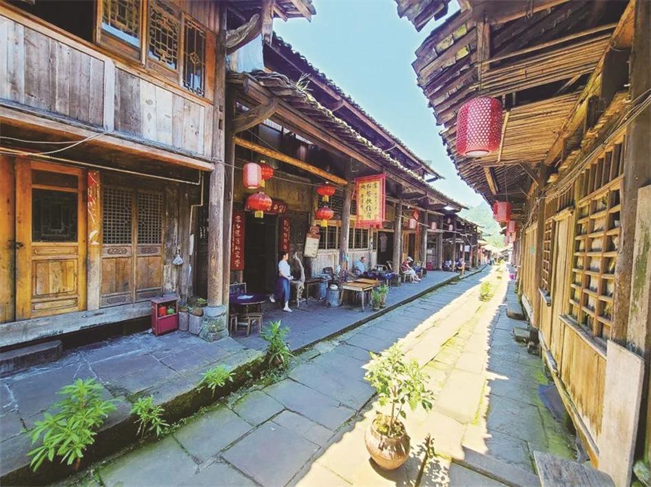 网传“新疆阿克苏某小区楼被地震晃歪了”?当地辟谣